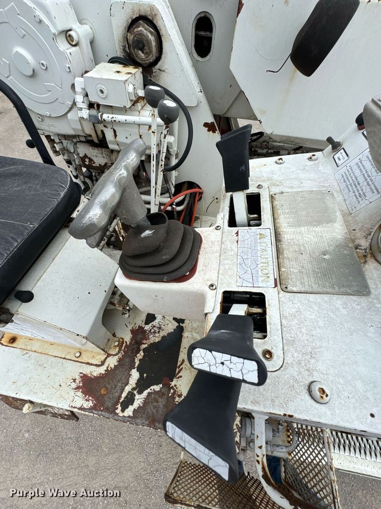 image for item DO0772 2004 International 7400 digger derrick truck