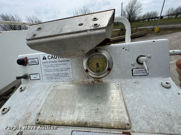 image for item DO0772 2004 International 7400 digger derrick truck