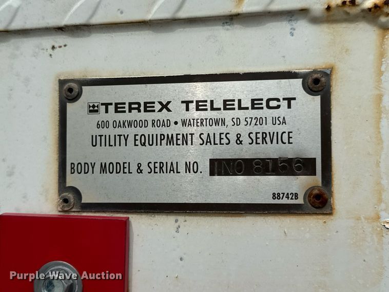 image for item DO0772 2004 International 7400 digger derrick truck