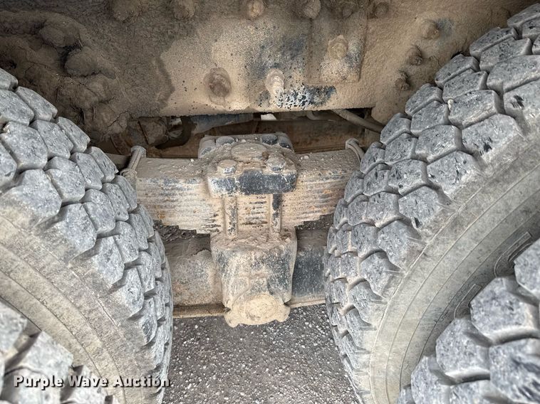 image for item DO0772 2004 International 7400 digger derrick truck