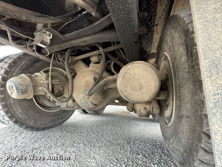 image for item DO0772 2004 International 7400 digger derrick truck