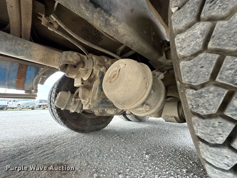 image for item DO0772 2004 International 7400 digger derrick truck