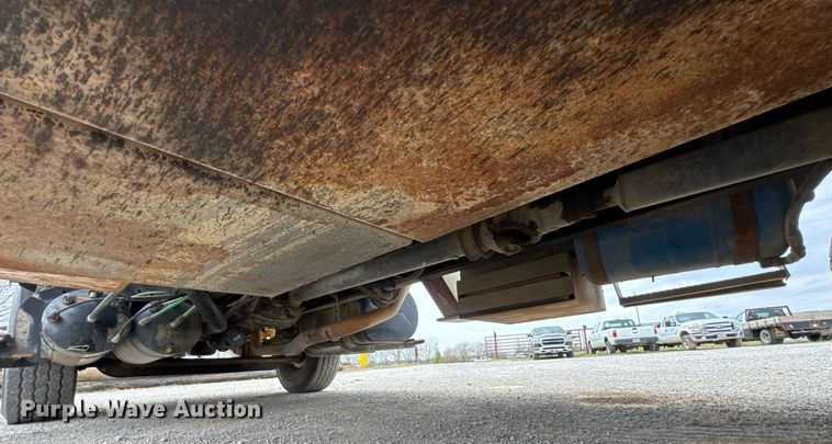 image for item DO0772 2004 International 7400 digger derrick truck