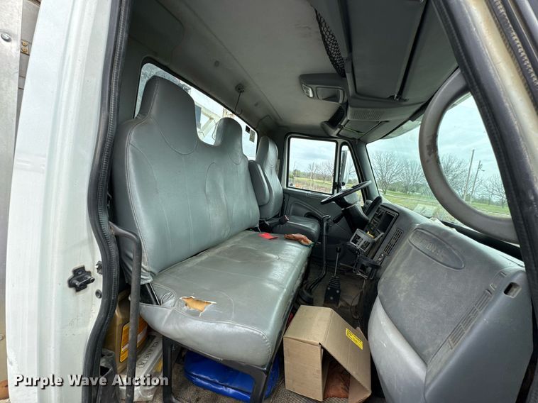 image for item DO0772 2004 International 7400 digger derrick truck