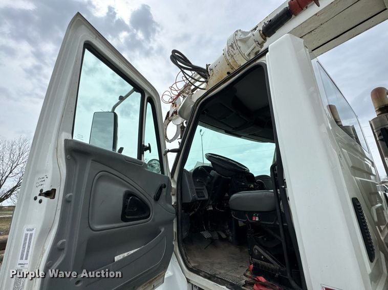 image for item DO0772 2004 International 7400 digger derrick truck