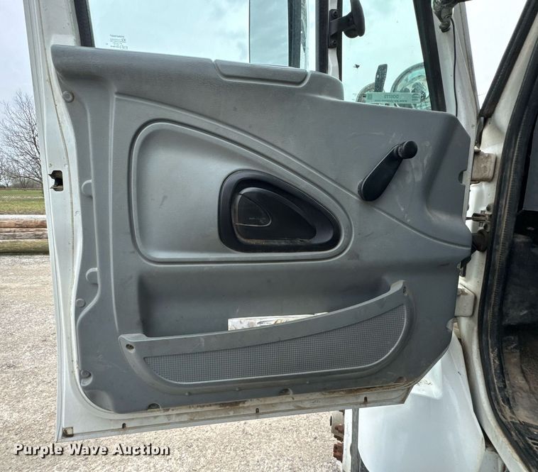 image for item DO0772 2004 International 7400 digger derrick truck