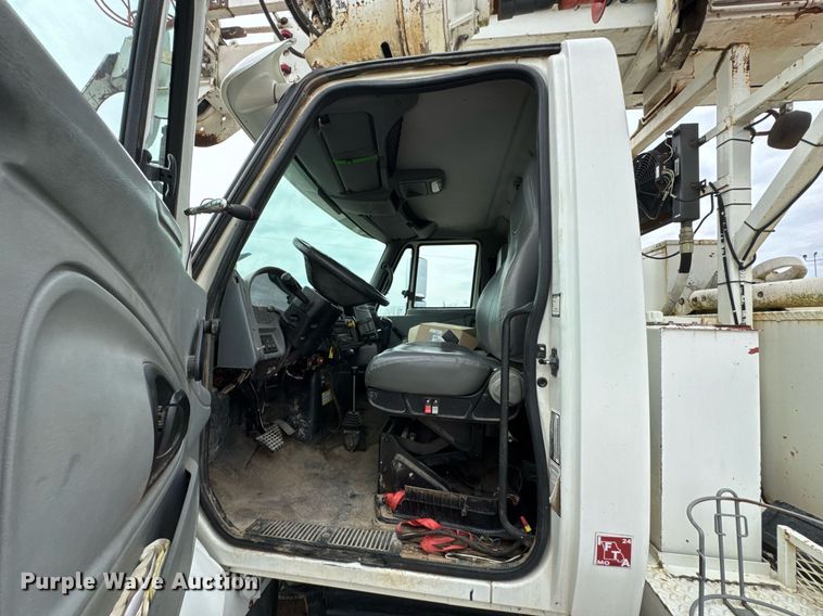 image for item DO0772 2004 International 7400 digger derrick truck