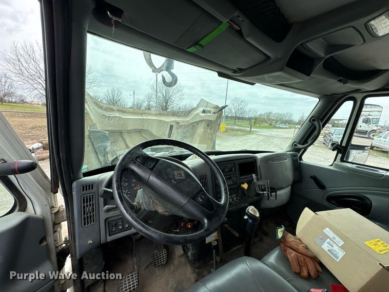 image for item DO0772 2004 International 7400 digger derrick truck