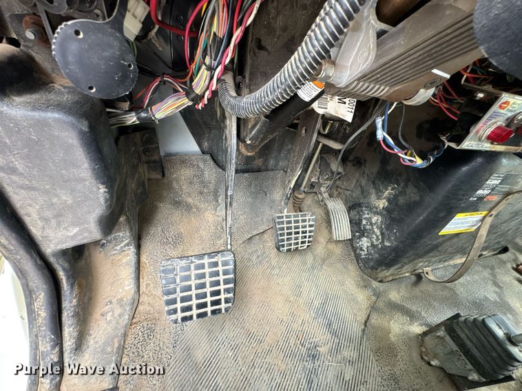 image for item DO0772 2004 International 7400 digger derrick truck