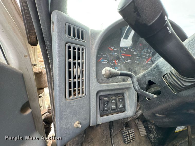 image for item DO0772 2004 International 7400 digger derrick truck