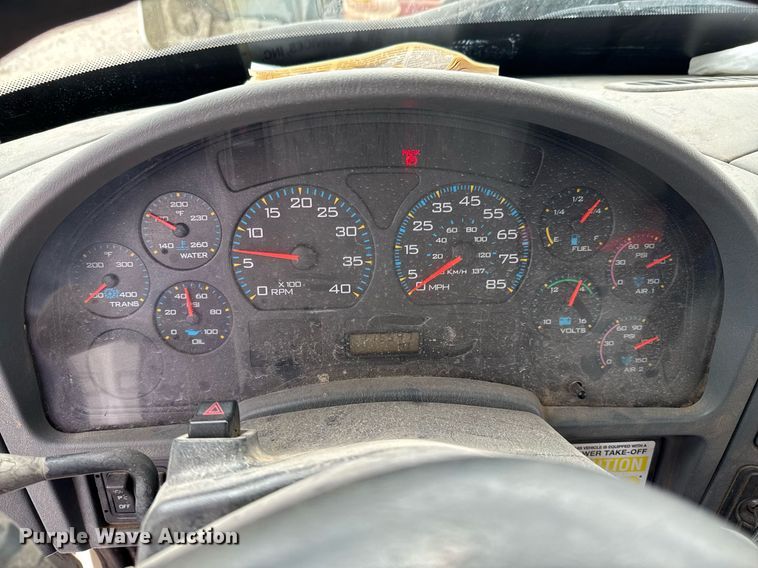 image for item DO0772 2004 International 7400 digger derrick truck