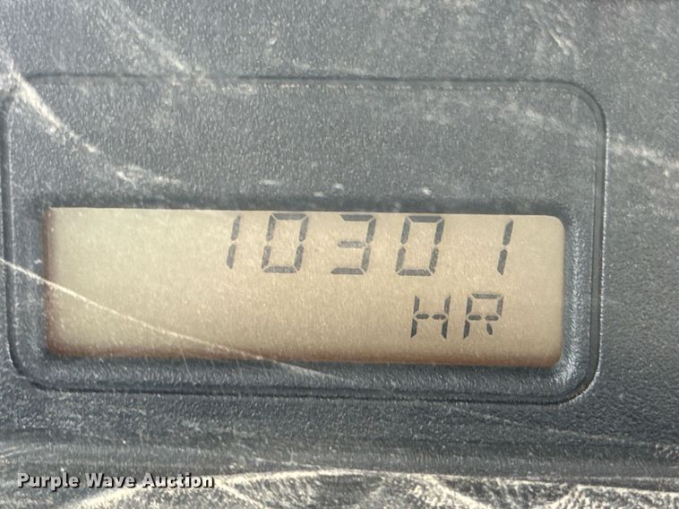 image for item DO0772 2004 International 7400 digger derrick truck