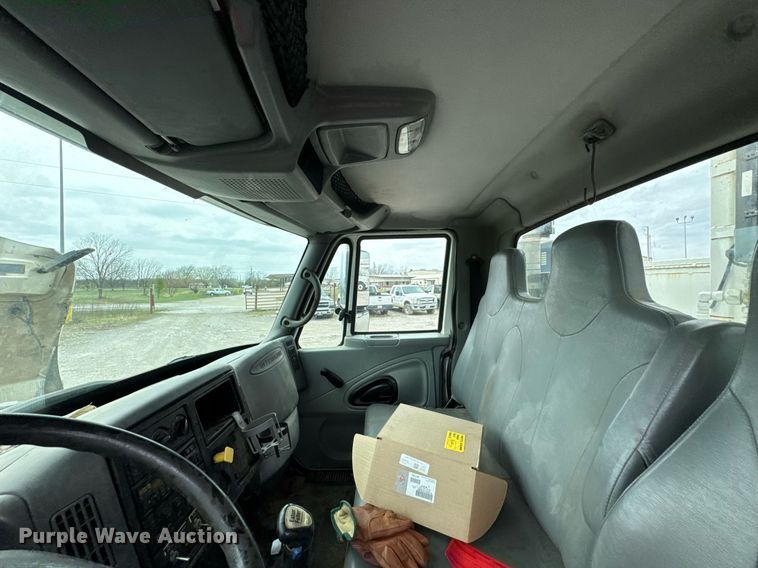 image for item DO0772 2004 International 7400 digger derrick truck