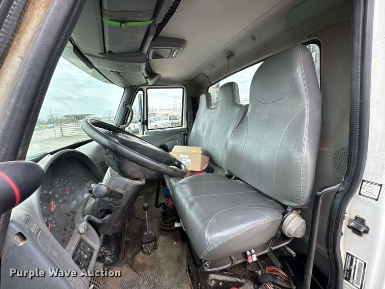 image for item DO0772 2004 International 7400 digger derrick truck