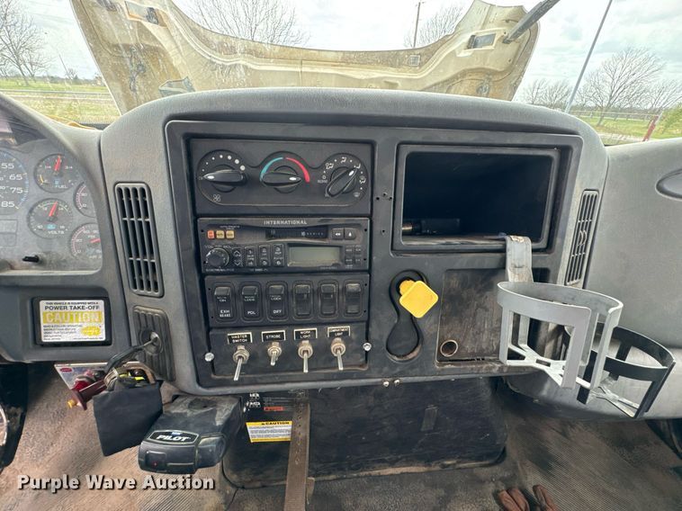 image for item DO0772 2004 International 7400 digger derrick truck