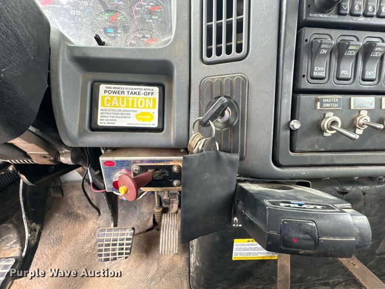 image for item DO0772 2004 International 7400 digger derrick truck