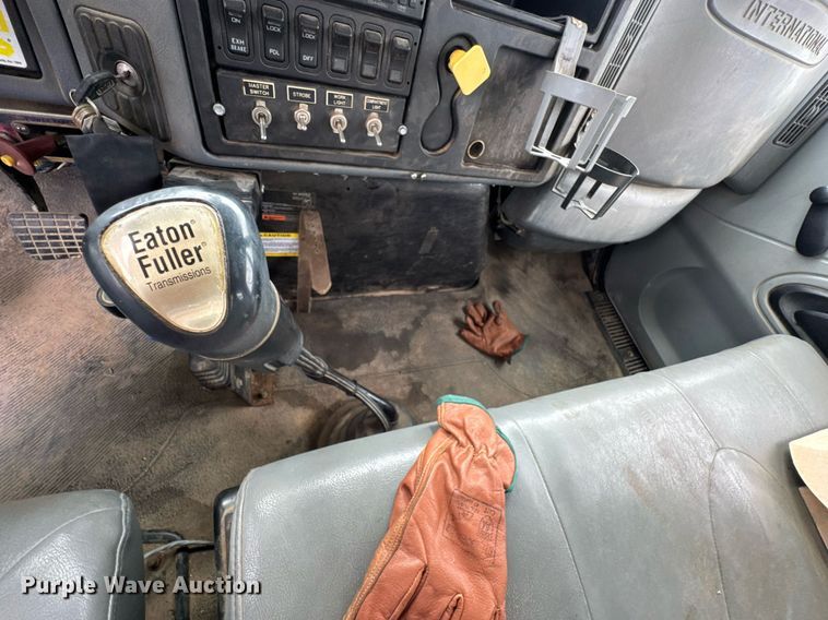 image for item DO0772 2004 International 7400 digger derrick truck