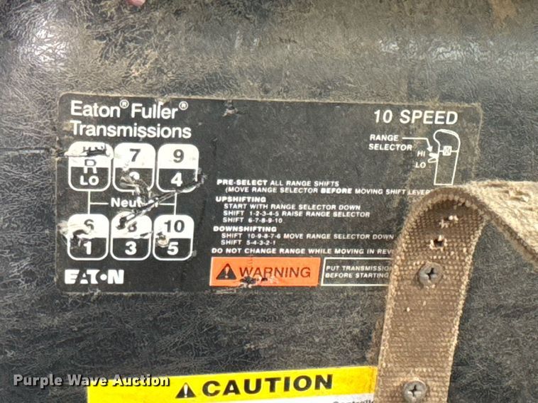 image for item DO0772 2004 International 7400 digger derrick truck