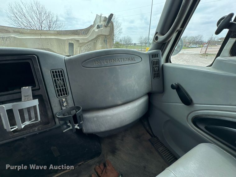 image for item DO0772 2004 International 7400 digger derrick truck