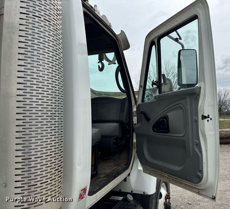 image for item DO0772 2004 International 7400 digger derrick truck