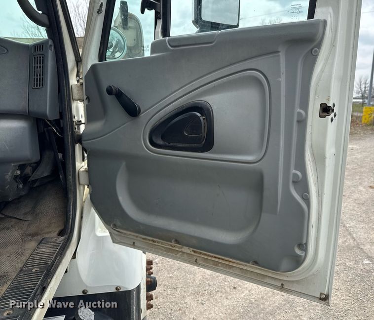 image for item DO0772 2004 International 7400 digger derrick truck