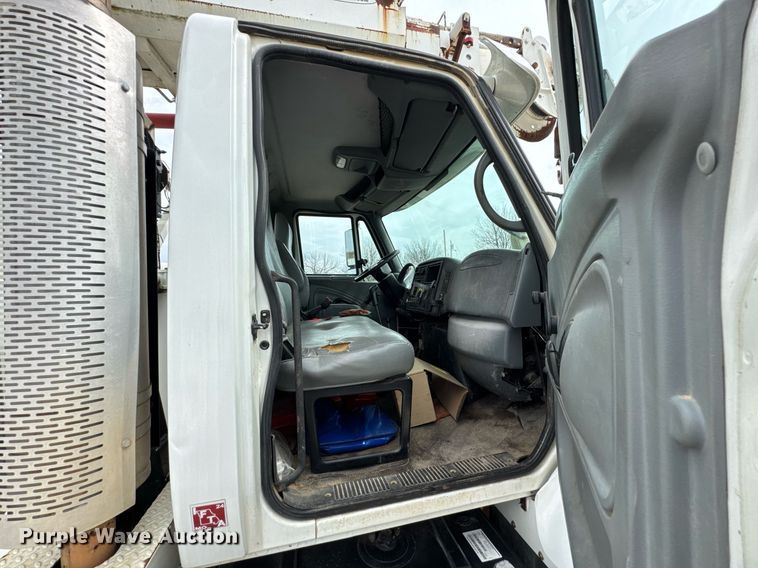 image for item DO0772 2004 International 7400 digger derrick truck