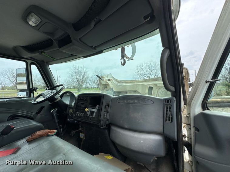 image for item DO0772 2004 International 7400 digger derrick truck