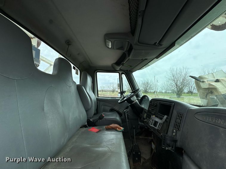 image for item DO0772 2004 International 7400 digger derrick truck