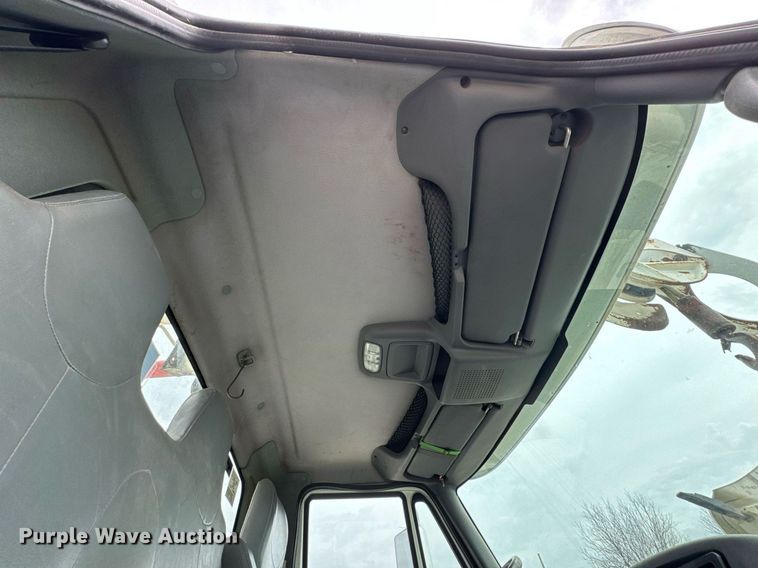 image for item DO0772 2004 International 7400 digger derrick truck