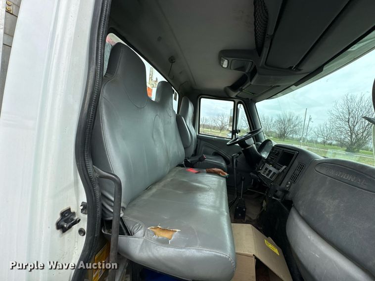 image for item DO0772 2004 International 7400 digger derrick truck