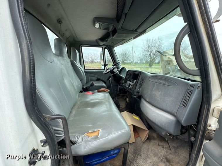 image for item DO0772 2004 International 7400 digger derrick truck