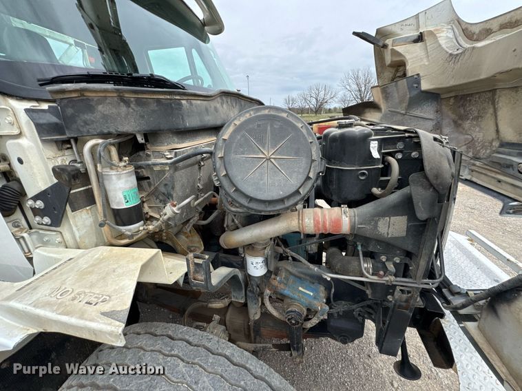 image for item DO0772 2004 International 7400 digger derrick truck