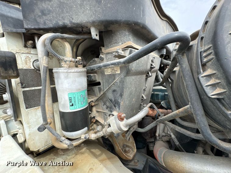 image for item DO0772 2004 International 7400 digger derrick truck