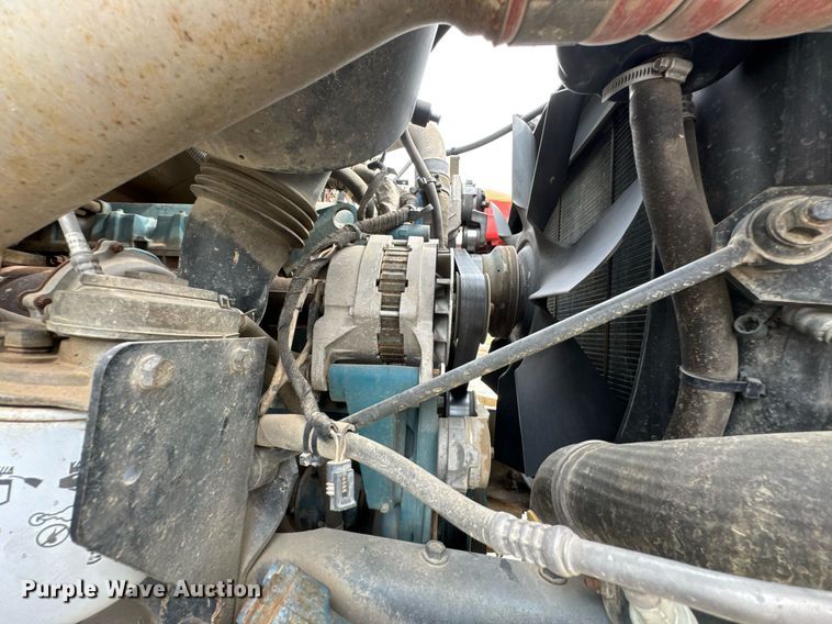 image for item DO0772 2004 International 7400 digger derrick truck