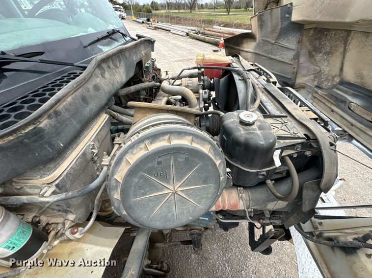 image for item DO0772 2004 International 7400 digger derrick truck