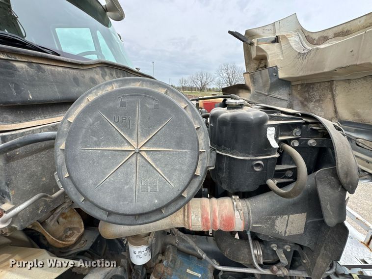 image for item DO0772 2004 International 7400 digger derrick truck