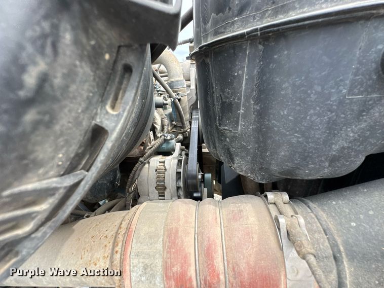 image for item DO0772 2004 International 7400 digger derrick truck