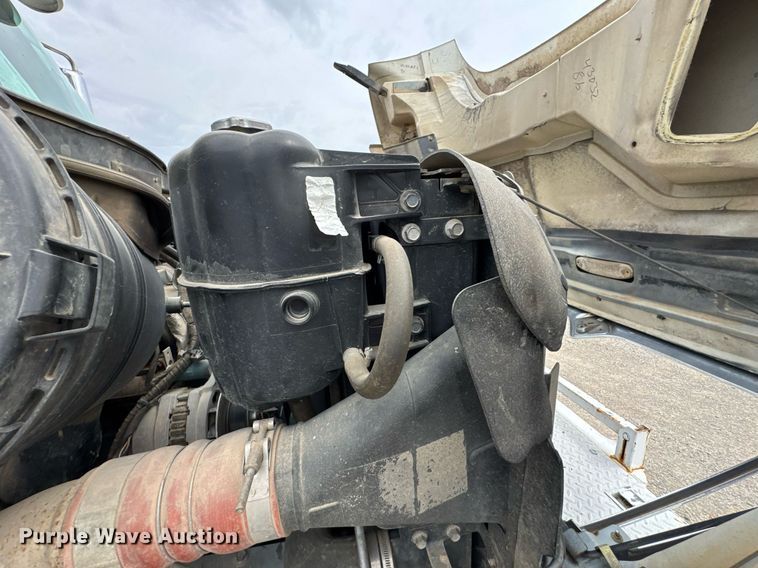 image for item DO0772 2004 International 7400 digger derrick truck