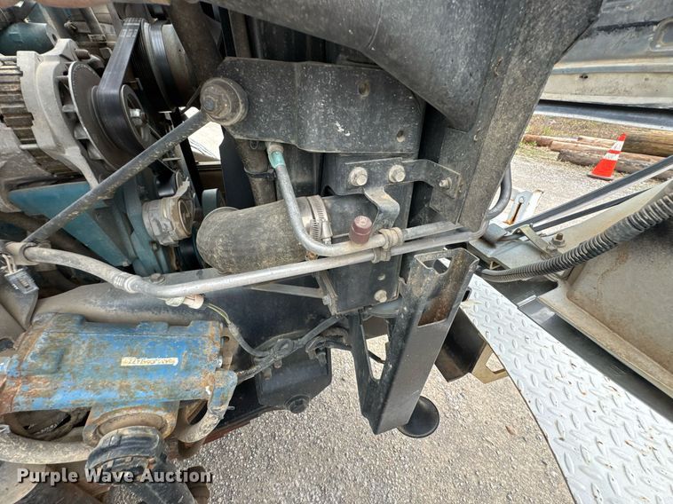 image for item DO0772 2004 International 7400 digger derrick truck