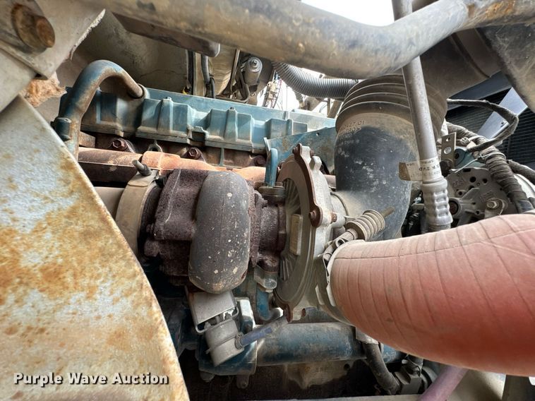 image for item DO0772 2004 International 7400 digger derrick truck