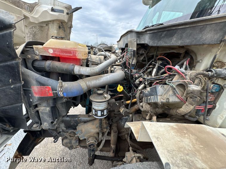 image for item DO0772 2004 International 7400 digger derrick truck