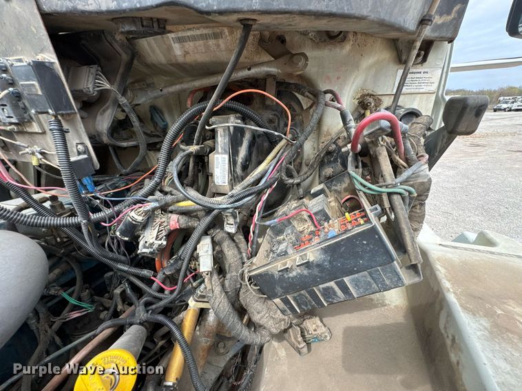 image for item DO0772 2004 International 7400 digger derrick truck