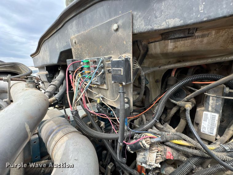 image for item DO0772 2004 International 7400 digger derrick truck