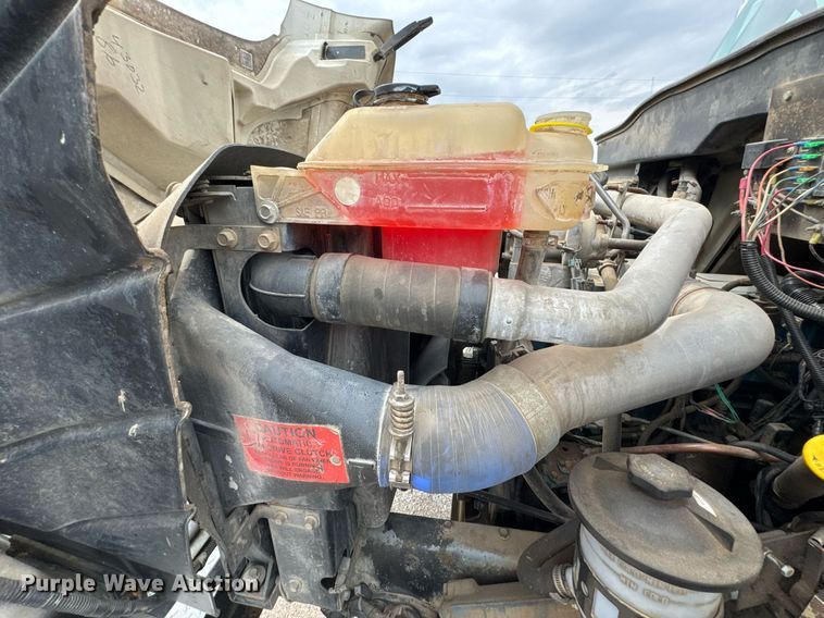 image for item DO0772 2004 International 7400 digger derrick truck