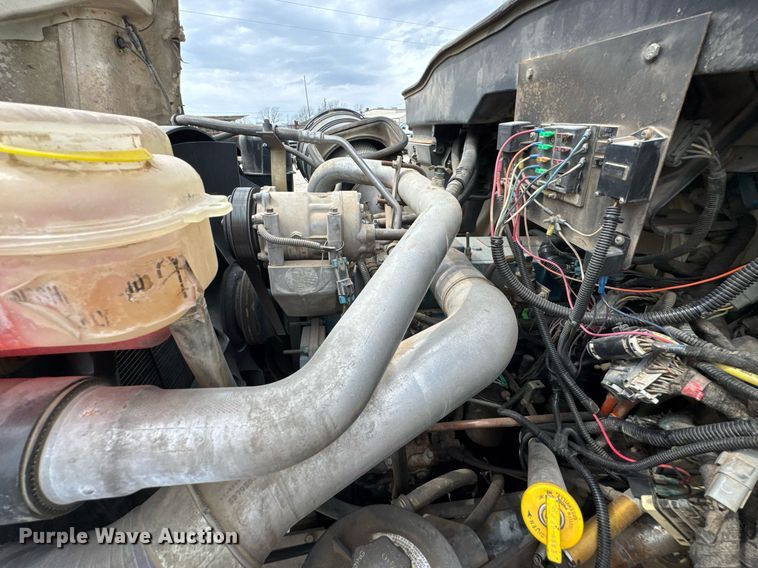 image for item DO0772 2004 International 7400 digger derrick truck