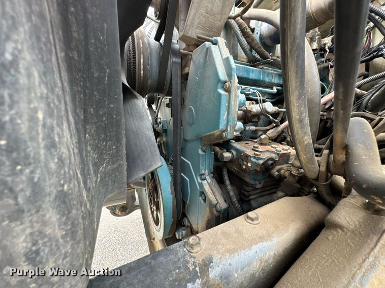 image for item DO0772 2004 International 7400 digger derrick truck