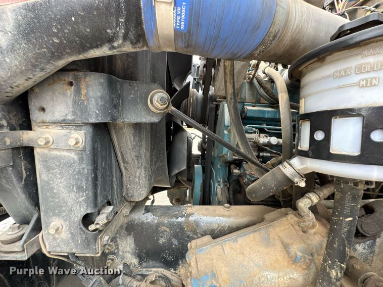 image for item DO0772 2004 International 7400 digger derrick truck