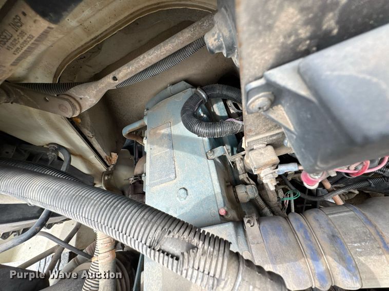 image for item DO0772 2004 International 7400 digger derrick truck