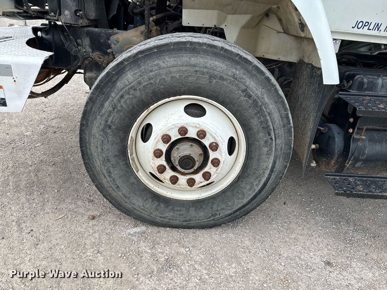 image for item DO0772 2004 International 7400 digger derrick truck