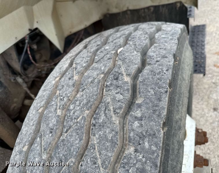 image for item DO0772 2004 International 7400 digger derrick truck